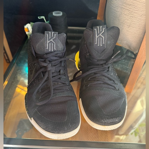 Nike Kyrie 3 Basketball Sneakers Low Top Mesh Black Yellow Shoes Men’s Size 9.5 - Picture 3 of 10